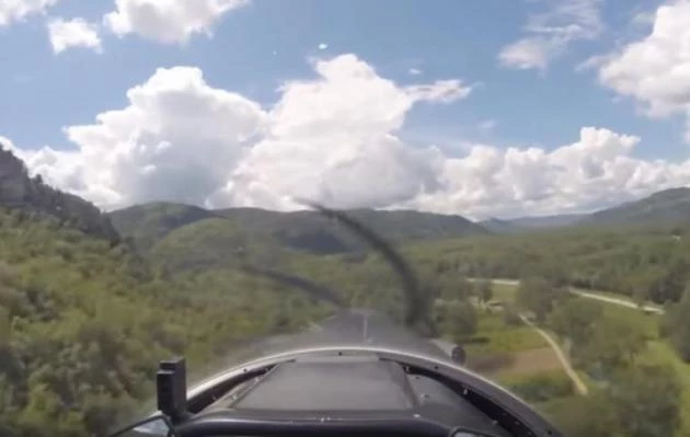 PC-9: Εκπληκτικά χαμηλή διέλευση αεροσκάφους – γλίτωσε από θαύμα! (βίντεο)